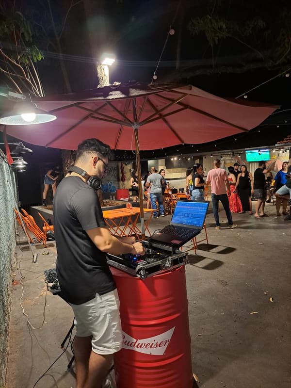 GJOTTA DJ tocando em evento ao ar livre com público