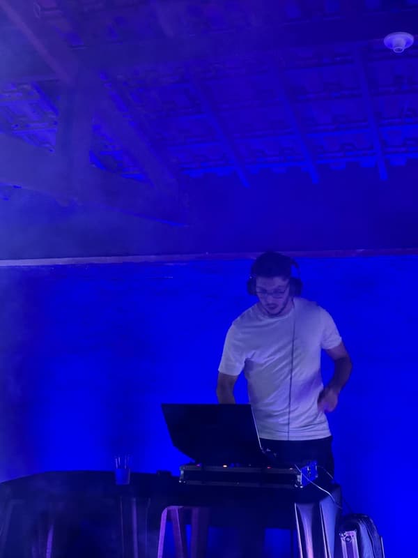 GJOTTA DJ na cabine durante o set
