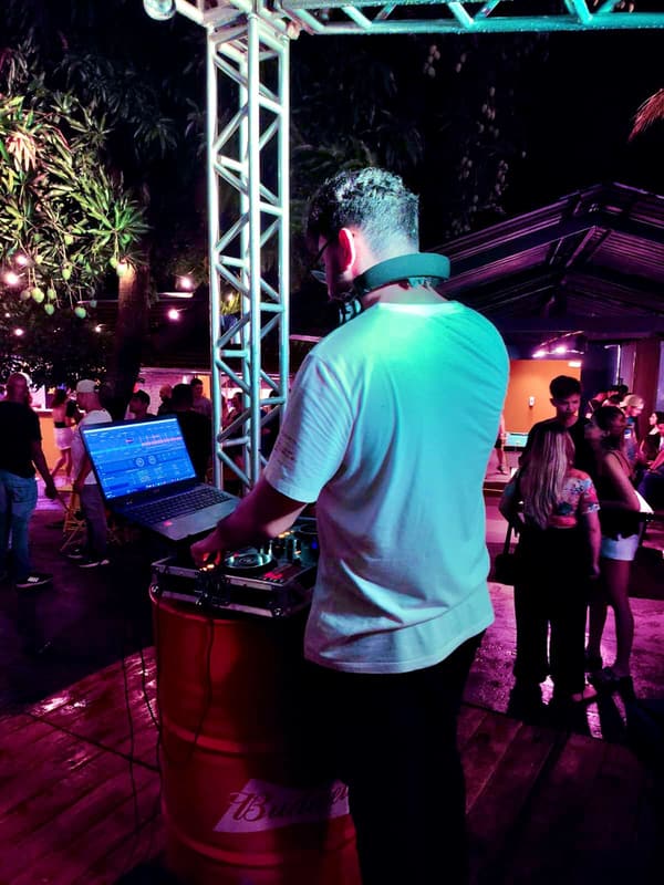 GJOTTA DJ tocando para o público em festa ao ar livre