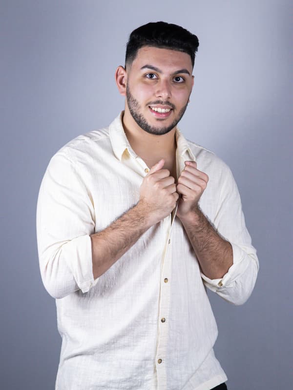 GJOTTA DJ em retrato de estúdio, de camisa clara