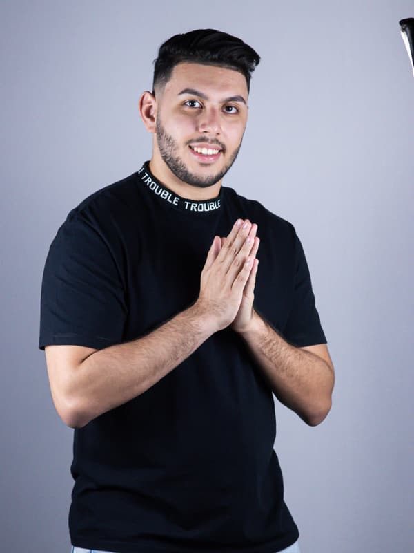 GJOTTA DJ em retrato de estúdio, de camiseta preta