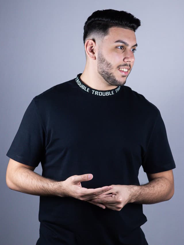 GJOTTA DJ — retrato em camiseta preta